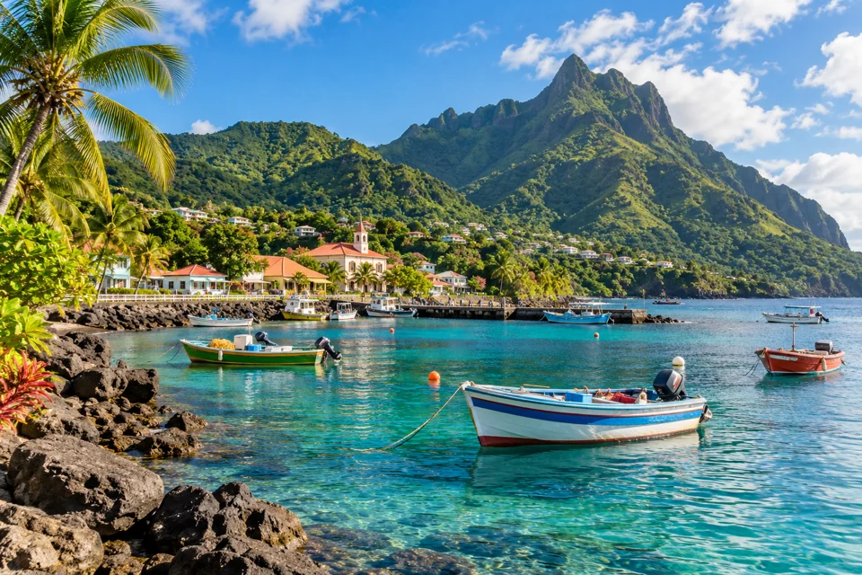 Illustration générée : Un village côtier tropical, ses montagnes et ses bateaux de pêche.